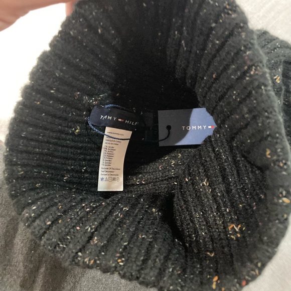 Tommy Hilfiger fleece sweat shorts, size medium + chunky knit hat! NWT! $107.50! - Picture 9 of 10